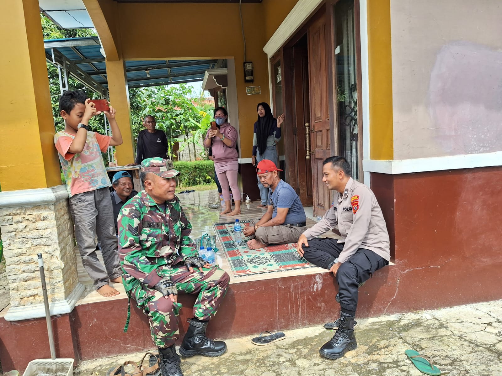 Sapa Warga Desa Mekarjati, Bhabinkamtibmas Polsek Haurgeulis Bersama TNI Berikan Pesan Kamtibmas